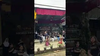 Menari bersama teman Batik gringsing