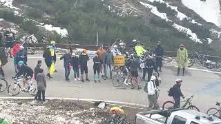 Anton Palzer stops for his friends and girl friend on Tre Cime