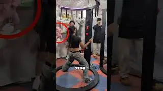 Эта девушка пробует ловить палки