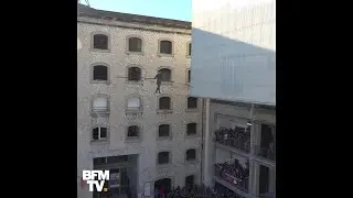 Perch&eacute;e &agrave; 25 m&egrave;tres et sans protections, cette funambule avance en &eacute;quilibre sur son fil