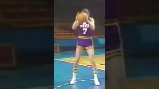 Pistol Pete and the legend Red Auerbach with a lesson from 70s ⛹️&zwj;♂️ #shorts