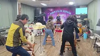 정란이 원장님의 장구 학원에서 열심히 배우는 모습 잘한다고 칭찬 좀 해 주세요 이제 오픈한지 한 달 다 돼 갑니다