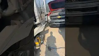 Jump Starting a Peterbilt #jumpstart #peterbilt #tractor #truck #mobilemechanic #semitruck #trailer