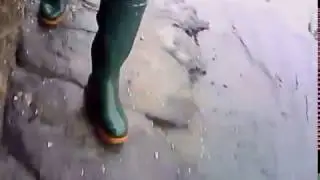 MSV. Street mudding across puddle blazes along fence in GEO-Solognac inverness 100 PVC boots.