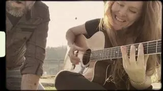Must be Santa - Danny Hamilton & Sara Dee
