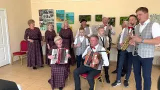 Šauklių kaimo kapela “Kadagys” -Aušt Aušrelė