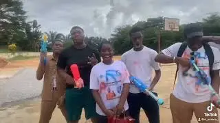 Bataille d&rsquo;eau et de Peinture au lyc&eacute;e ST VIATEUR  d&rsquo;Abidjan