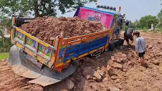 ติดหล่มโหดจะขึ้นยังไงดีครับตามไปดู Dump Truck