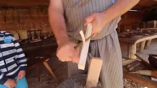 Pfahlbauten: Herstellung von Holzn&auml;geln (Sharing Heritage)