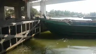 Vừa mở cửa chiếc tàu đâm ngay cửa cống rồi kẹt luôn