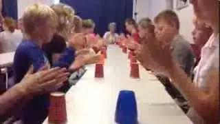 Bornego Junior doet de 'Cup Song'