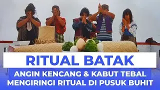 RITUAL BATAK DI PUSUK BUHIT , ANGIN KENCANG DAN KABUT TEBAL IRINGI RITUAL