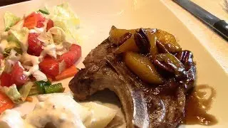How to Make Pork Chops with Peaches and Pecans