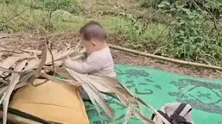 Single father goes crab catching, snails toearn porridge for his children