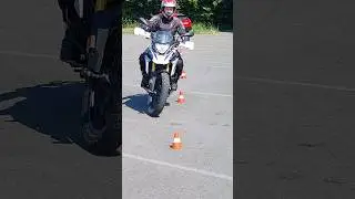 Noch etwas langsamer und Hinterradbremse benutzen Slalom Schrittgeschwindigkeit Motorrad Fahrschule