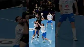 He has eyes in the back 🧠😱 #h&aring;ndbold #handball #ehfcl #clm