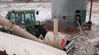 Grain Vacing corn, 7610 johndeere tractor and Rem grain vac!