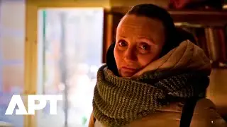 Мать из Киева плачет среди обломков после российского удара, разрушившего ее квартиру | APT