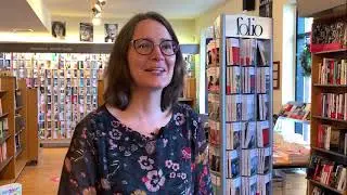 Derri&egrave;re le comptoir de la Librairie le Fureteur
