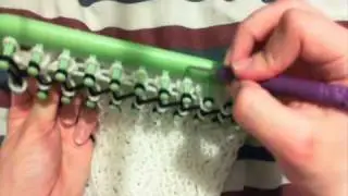Switching Colors on the Knit Loom Scarf