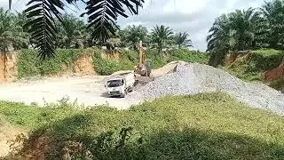 ALAT BERAT EXCAVATOR PC 200 KOMATSU ❗❗ LOADING BATU SPLIT UNTUK PERKERASAN JALAN 
