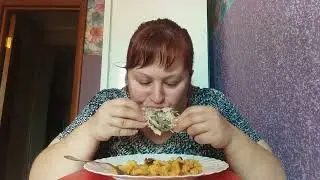Мукбанг жареная картошка курица запеченая(спинка) 😋😋😋
