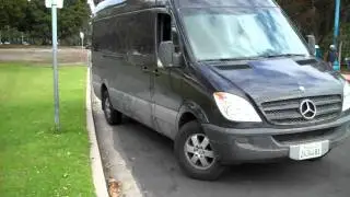 Легко ли осуществлять параллельную парковку в этих больших автобусах Mercedes Sprinter Van?