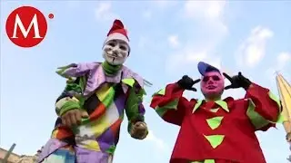 Payasos desfilan por el centro de Guadalajara