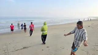 Amazing Shallow Sea Fishing Net Catch Near the Beach