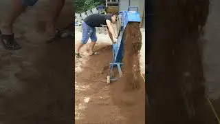 It is very convenient to pick sand, soil, grain, rice husk, load and fill bags