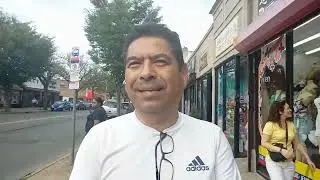 Caminando por Plainfield, New Jersey, mucho pueblo latino.