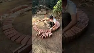 Cama de flores circular de decoraci&oacute;n de jard&iacute;n construida con ayuda de palo de madera