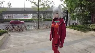 プラグスーツを着て散歩