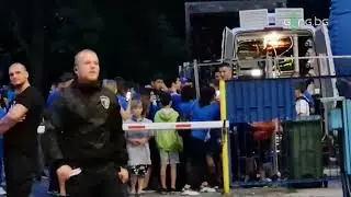 Фенове на Левски обградиха Пламен Андреев за снимки и автографи