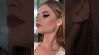 Colocando brilho e fazendo delineado nessa make linda
