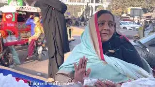 75 Years Old Pakistani Woman Who Sell Candies ForLiving (News package)