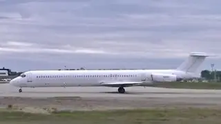 Loud McDonnell Douglas MD-82 Crosswind Landing & Takeoff !!!