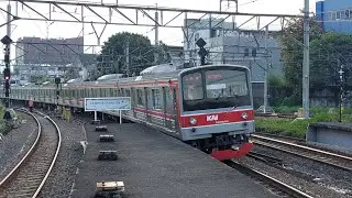 JR Class 204/205 EMU прибывает на станцию Kampung Bandan, город Джакарта, Индонезия 
