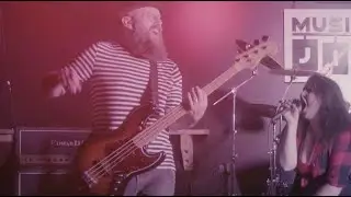 Nezvan&yacute; host - DUMPdePUMP (Official Music Video)