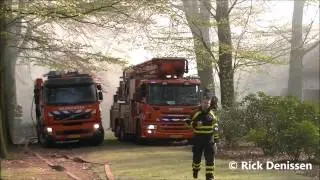 Brandweer rukt massaal uit voor zeer grote brand in villa Dennenhoef aan de Tilburgseweg Moergestel