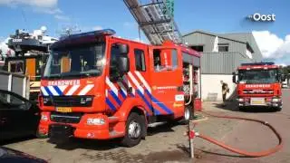 Brandweer blust brand op schip bij scheepswerf in Zwartsluis
