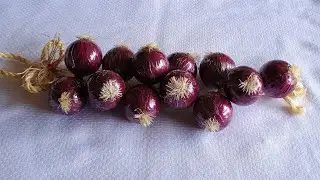 RÉSTIA DE CEBOLA ROXA,FEITA COM BOLA DE ISOPOR.