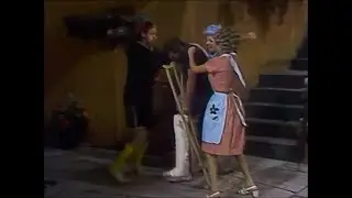 Chaves - 6&ordf; Temporada - Quico , Dona Florinda e Dona Clotilde d&atilde;o Uma Surra em Seu Madruga