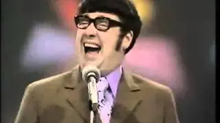 Frank Carson on The Comedians.