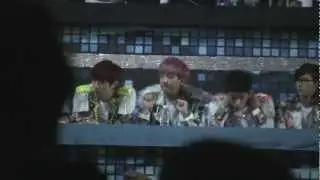 121229 SBS가요대전 B1A4 watching F(x) 's performance