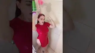 MUJER HERMOSA BA&Ntilde;ANDOSE