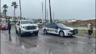 Barda de piedra colapsa en Avenida Tom&aacute;s Valles y afecta veh&iacute;culo y puesto de comida
