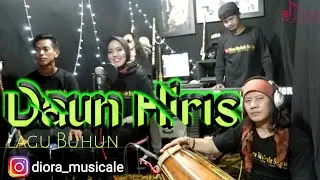DAUN HIRIS 