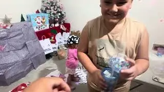 Llegaron los reyes magos !!! Agus y Sabrina van a ver si dejaron regalos 