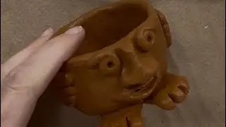 Нанесение базового слоя акриловой краски на лицо.